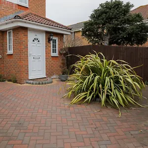 Entire 3 Bedroom House, 3 Toilets, 2 Baths, Sleep 9 With Free Parking Apartment
