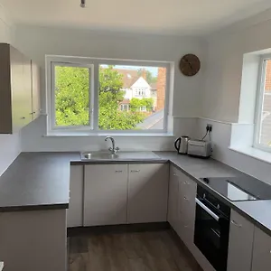 Large 2-bedroom Maisonette With Free Parking Apartment